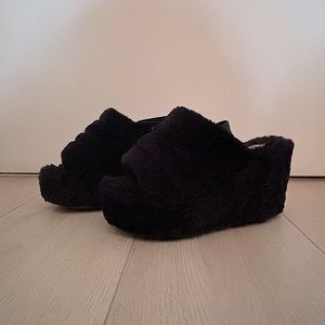 Black fluffy wedge open toe sandals